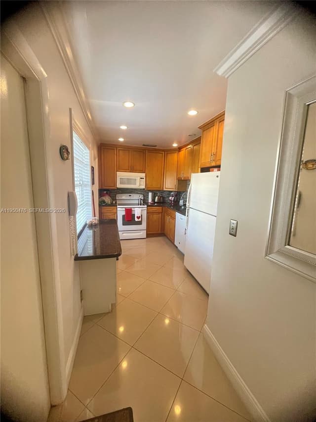 3940 NW 42nd Ave # 319, Lauderdale Lakes FL 33319 - Lauderdale Lakes, FL - Photo 5