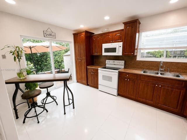 6120 SW 19th St, North Lauderdale FL 33068 - North Lauderdale, FL - Photo 7