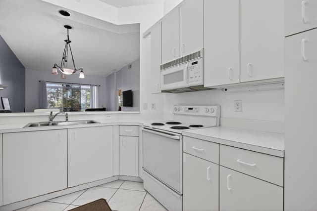 9575 Weldon Circle Apt C413, Tamarac FL 33321 - Tamarac, FL - Photo 2