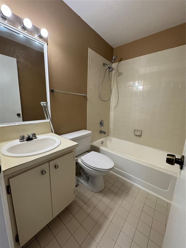 7235 NW 179th St # 311, Hialeah FL 33015 - Hialeah, FL - Photo 2