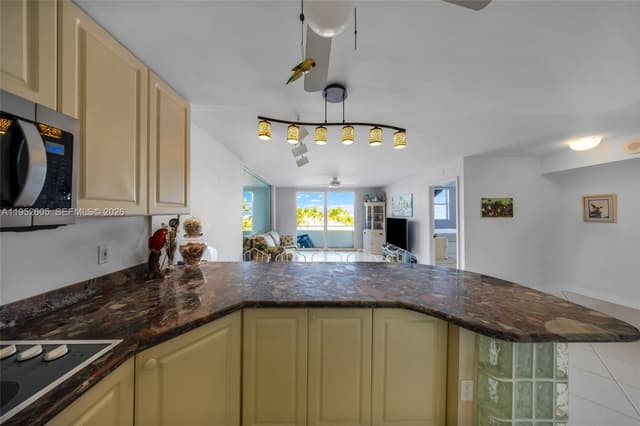 465 Ocean Dr # 419, Miami Beach FL 33139 - Miami Beach, FL - Photo 5