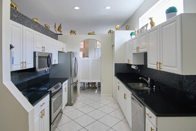 2824 Waters Edge Circle, FL 33413 - Photo 4