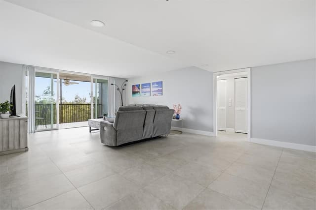 3910 Inverrary Boulevard # B, Lauderhill FL 33319 - Lauderhill, FL - Photo 5
