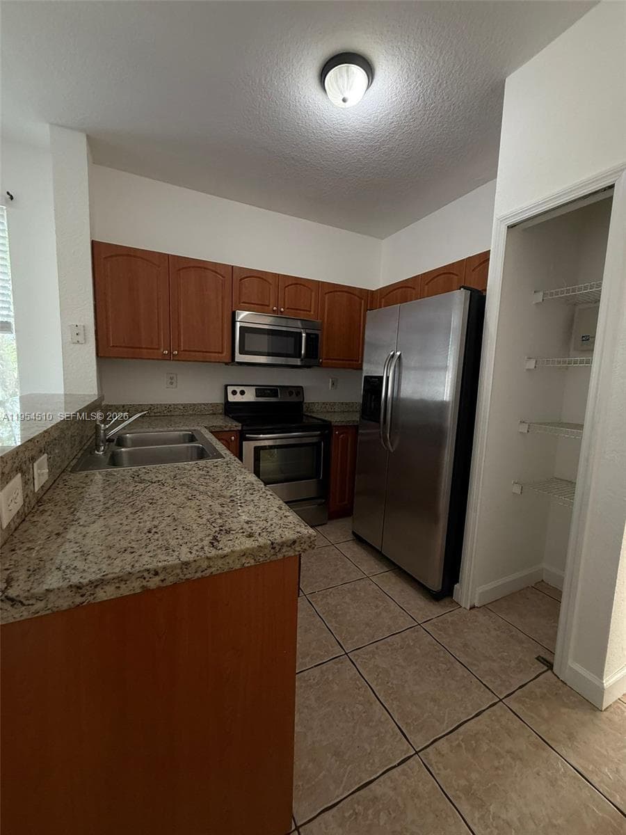 17640 NW 73rd Ave # 19, Hialeah FL 33015 - Hialeah, FL - Photo 1