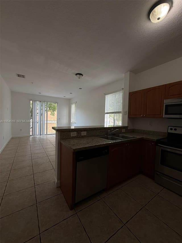 17640 NW 73rd Ave # 19, Hialeah FL 33015 - Hialeah, FL - Photo 5