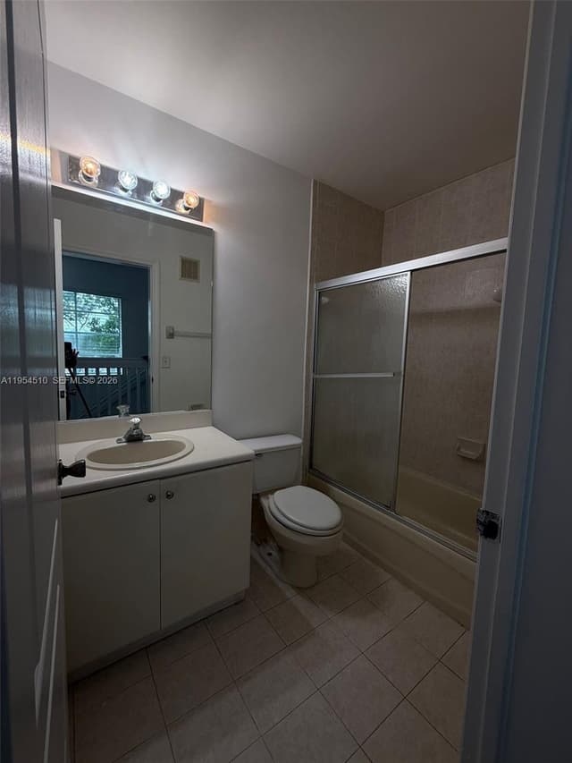 17640 NW 73rd Ave # 19, Hialeah FL 33015 - Hialeah, FL - Photo 4