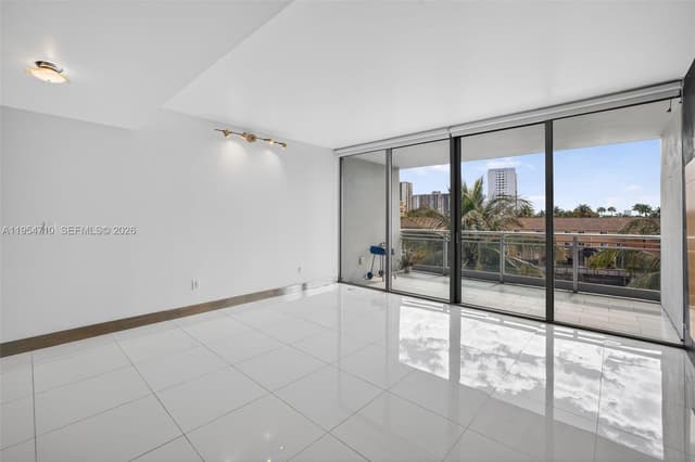 2950 NE 188th St # 302, Aventura FL 33180 - Aventura, FL - Photo 2