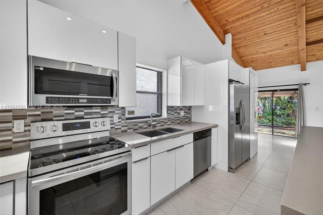 2619 S Parkview Dr, Hallandale Beach FL 33009 - Hallandale Beach, FL - Photo 2