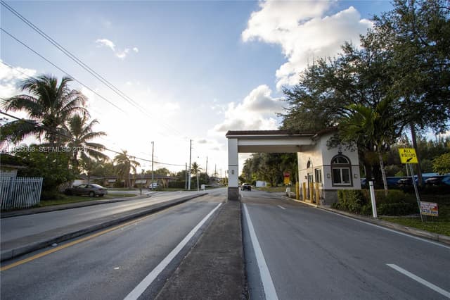 20490 NW 7th Ave # 15, Miami Gardens FL 33169 - Miami Gardens, FL - Photo 2
