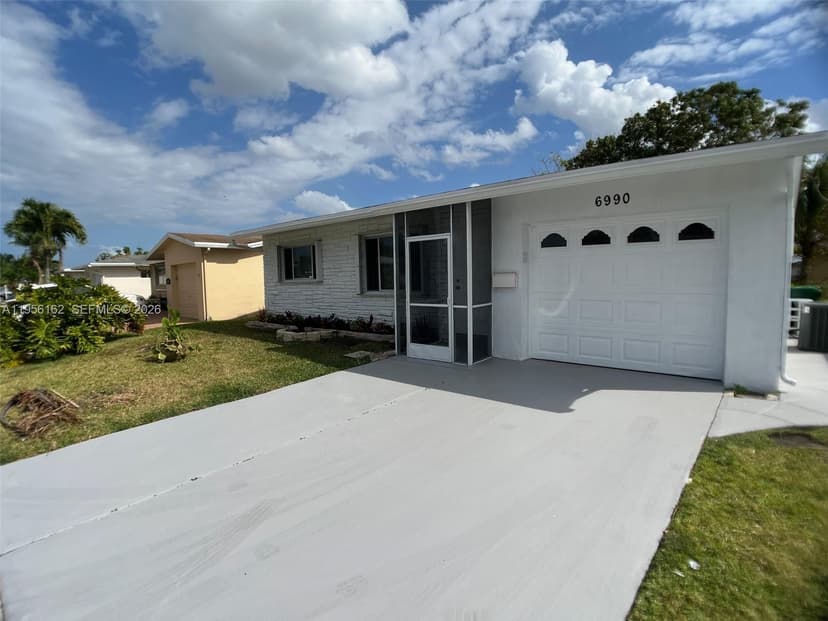6990 NW 17th St, Margate FL 33063