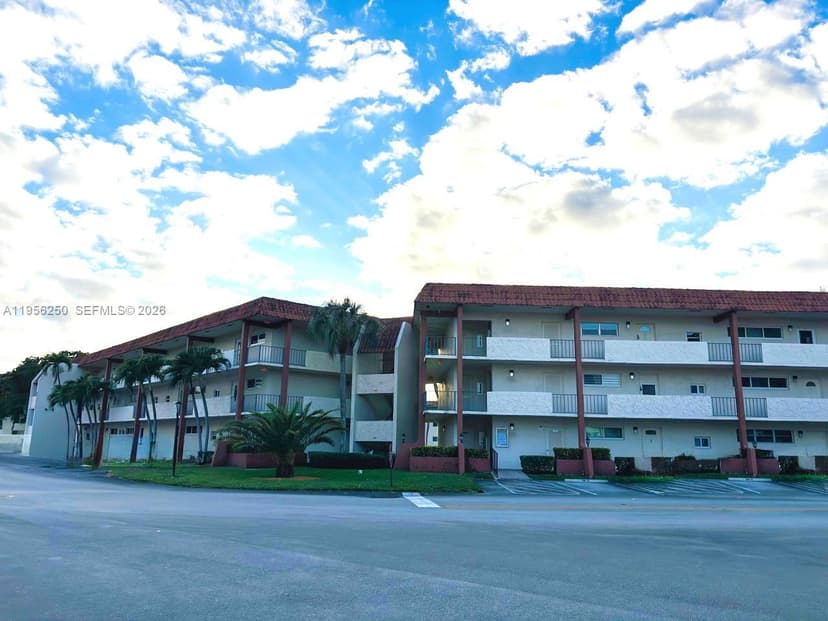 411 S Hollybrook Dr # 305, Pembroke Pines FL 33025