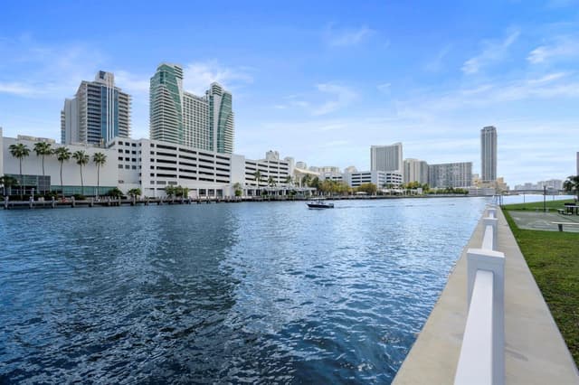 600 Parkview Drive, Hallandale Beach FL 33009 - Hallandale Beach, FL - Photo 2