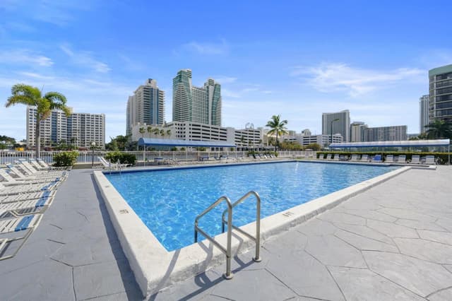 600 Parkview Drive, Hallandale Beach FL 33009 - Hallandale Beach, FL - Photo 3