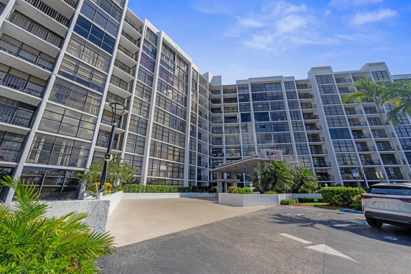 600 Parkview Drive, Hallandale Beach FL 33009 - Hallandale Beach, FL - Photo 1