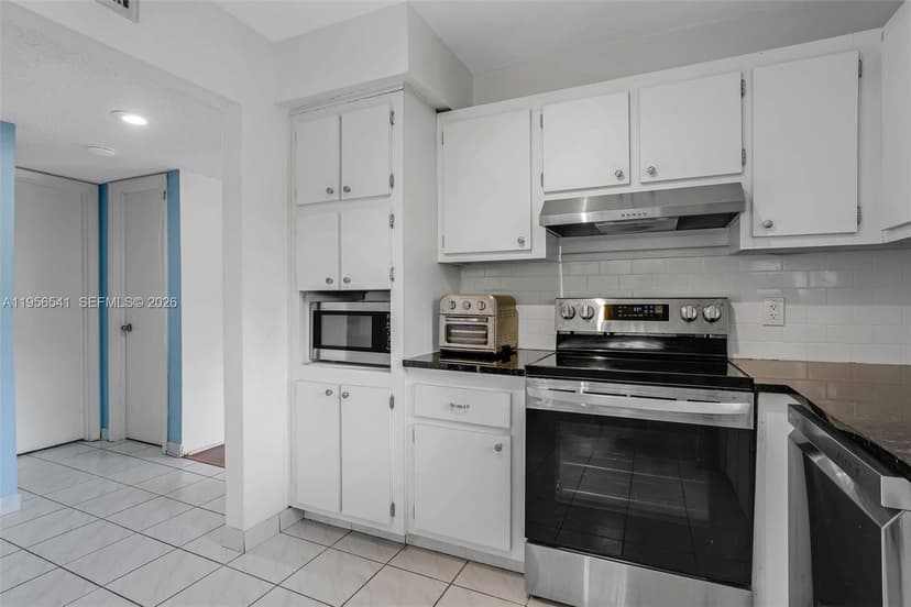 182 Lakeview Dr # 204, Weston FL 33326