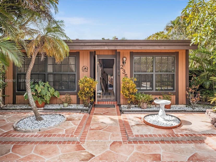 2350 Elm Ct, Pembroke Pines FL 33026