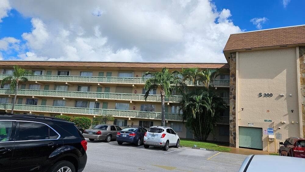300 Village Green Circle S # 209, Palm Springs FL 33461