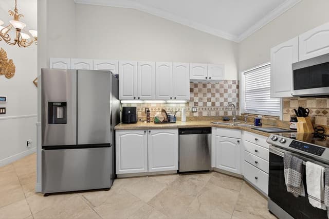 8063 Via Hacienda, Riviera Beach FL 33418 - Riviera Beach, FL - Photo 3
