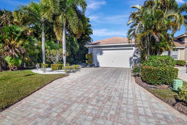 4022 Manchester Lake Drive, Lake Worth FL 33449 - Lake Worth, FL - Photo 2