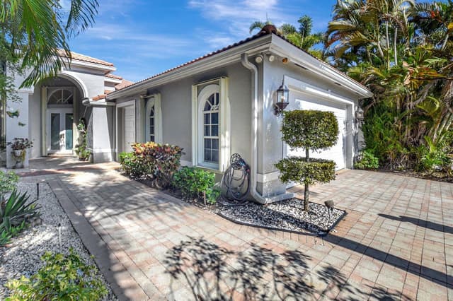 4022 Manchester Lake Drive, Lake Worth FL 33449 - Lake Worth, FL - Photo 3