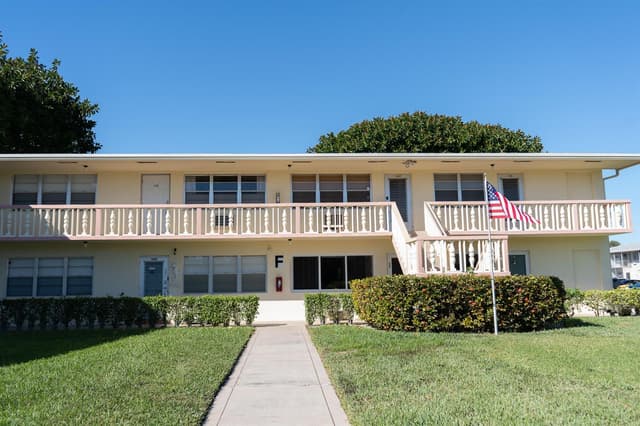 131 Easthampton F, West Palm Beach FL 33417 - West Palm Beach, FL - Photo 2