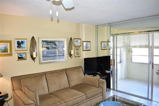 9801 Sunrise Lakes Blvd # 301, Sunrise FL 33322 - Sunrise, FL - Photo 4