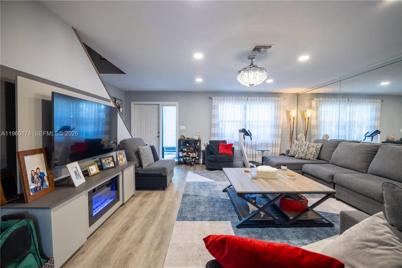 898 NW 47th St, Deerfield Beach FL 33064