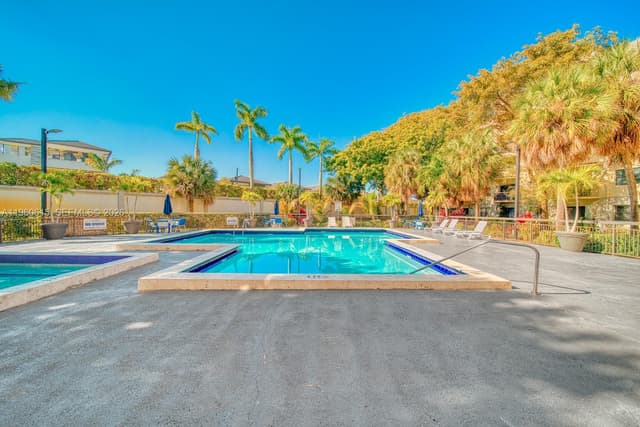 8290 Lake Dr # 236, Doral FL 33166 - Doral, FL - Photo 4