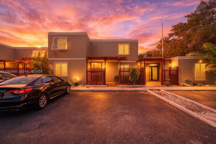 10911 N Lakeview Dr, Pembroke Pines FL 33026