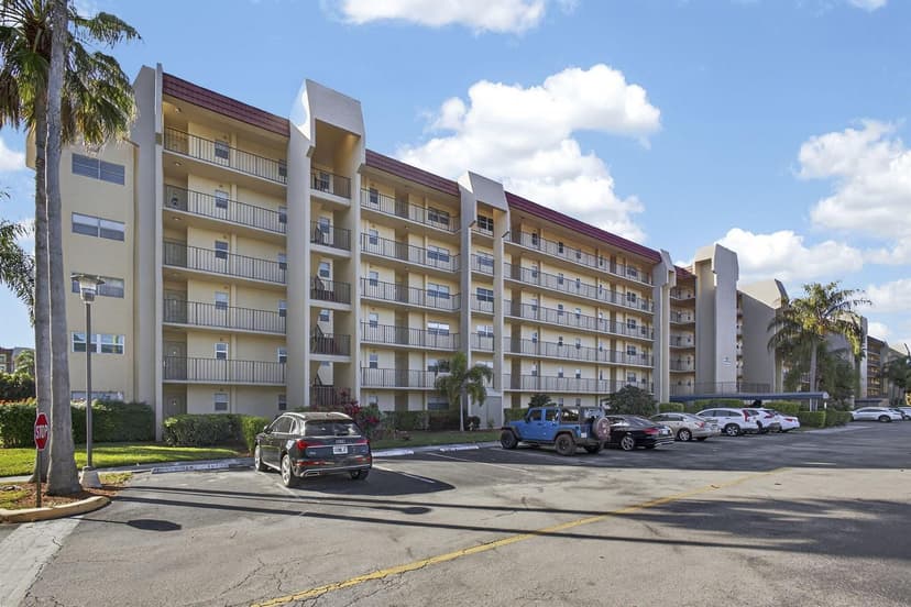 3590 Via Poinciana # 202, Lake Worth FL 33467
