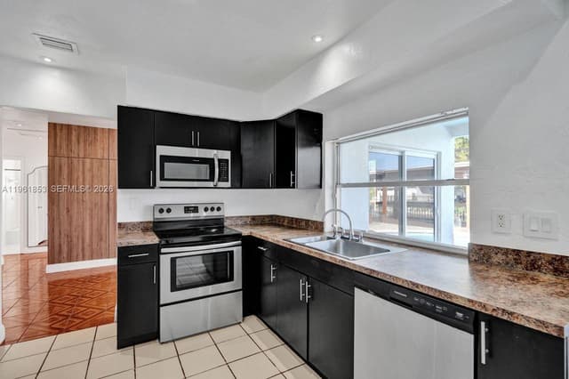 6617 Dahlia Dr, Miramar FL 33023 - Miramar, FL - Photo 6
