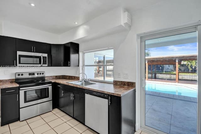 6617 Dahlia Dr, Miramar FL 33023 - Miramar, FL - Photo 7