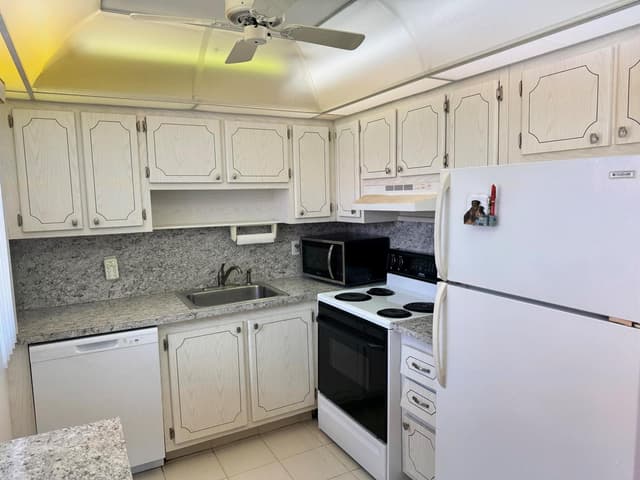 277 Seville L, Delray Beach FL 33446 - Delray Beach, FL - Photo 5