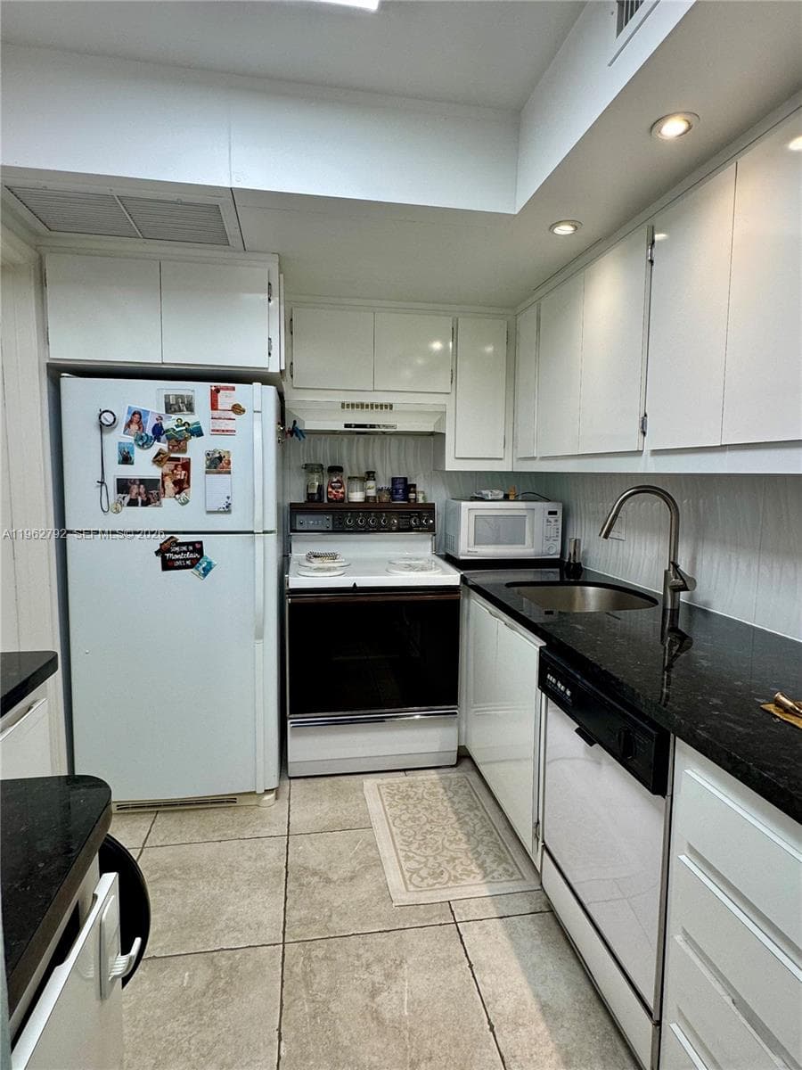 2940 NE 203rd St # C, Aventura FL 33180