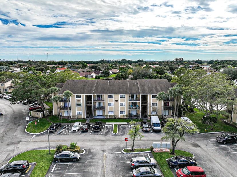 450 Palm Circle # 106, Pembroke Pines FL 33025