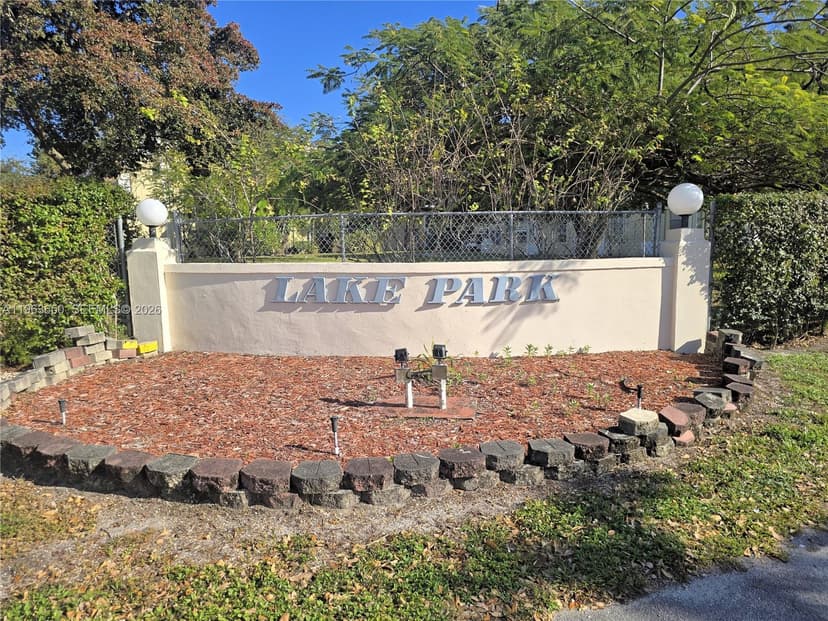 940 NE 199th St # 114, Miami FL 33179