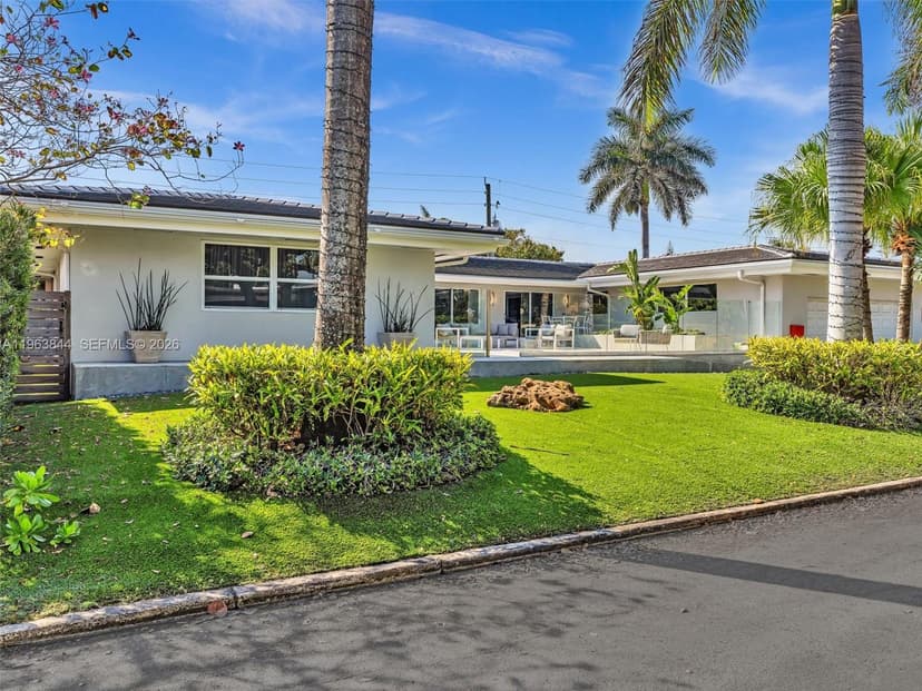 840 S Southlake Dr, Hollywood FL 33019