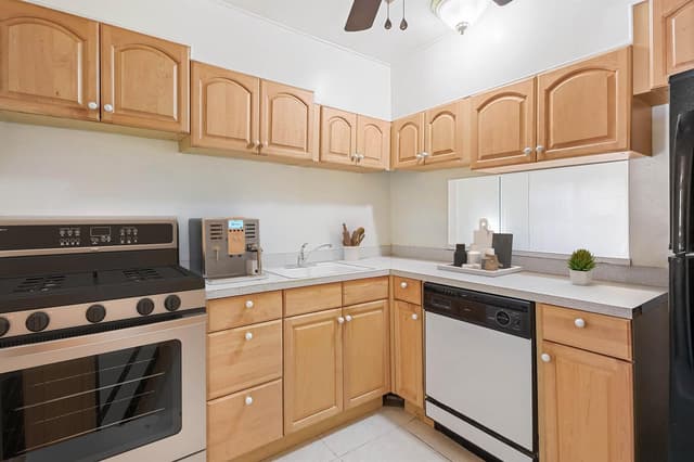12013 Greenway Cir S # 110, Royal Palm Beach FL 33411 - Royal Palm Beach, FL - Photo 4