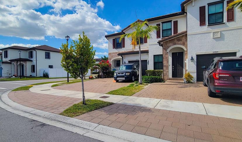 10902 W 33rd Way, Hialeah FL 33018