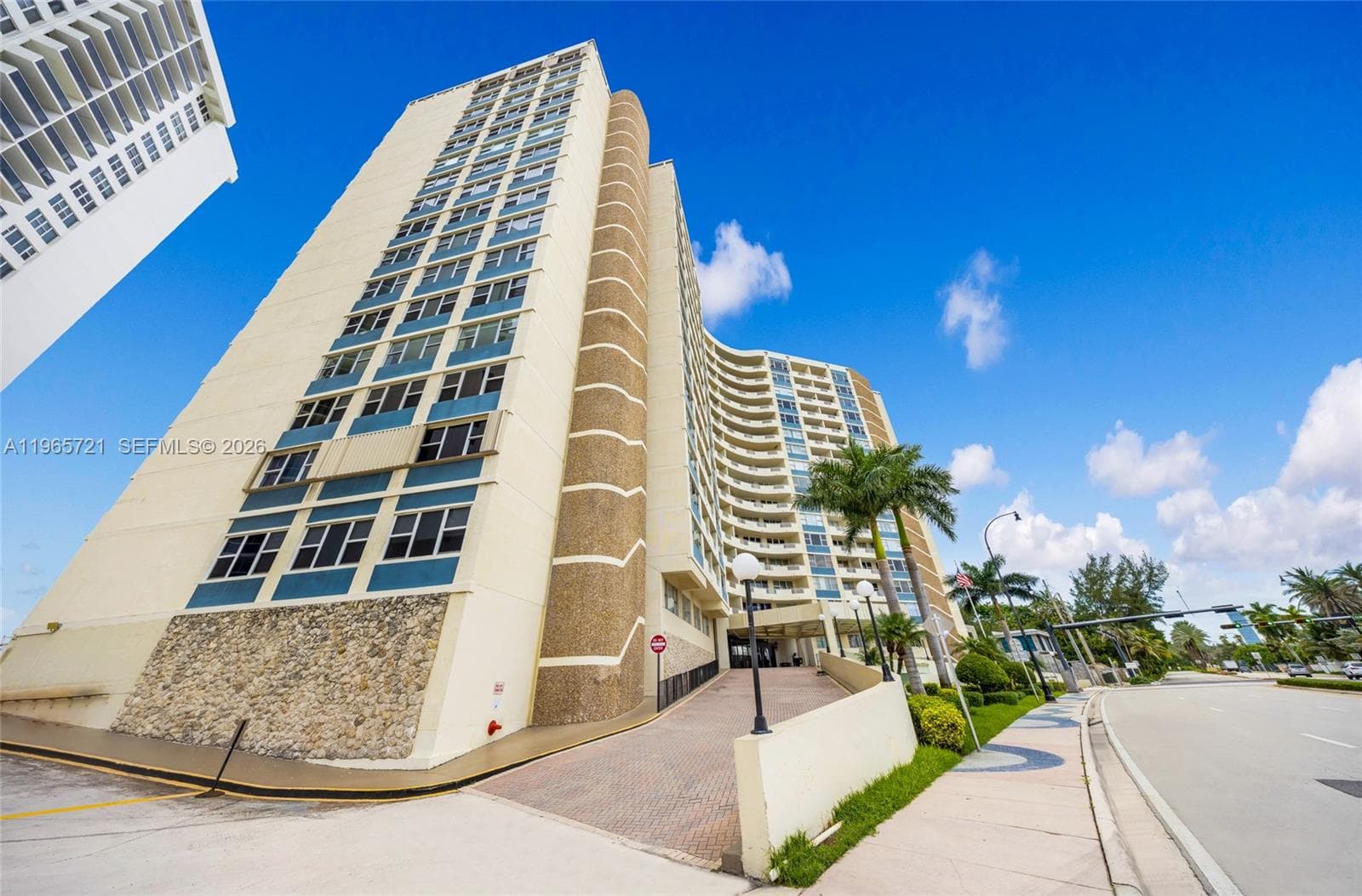 3180 S Ocean Dr # 607, Hallandale Beach FL 33009 - Hallandale Beach, FL - Photo 1