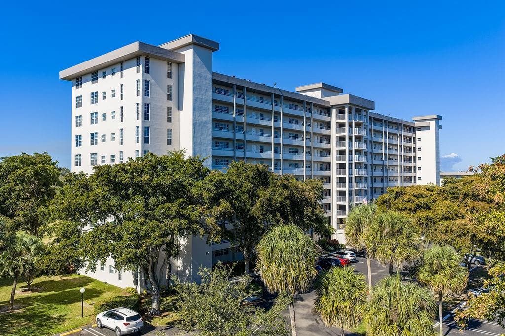 575 Oaks Lane # 1002, Pompano Beach FL 33069 - Pompano Beach, FL - Photo 1