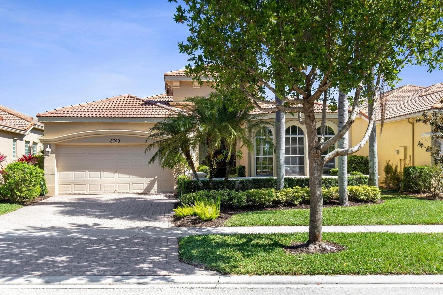 8709 Via Grande E, Wellington FL 33411