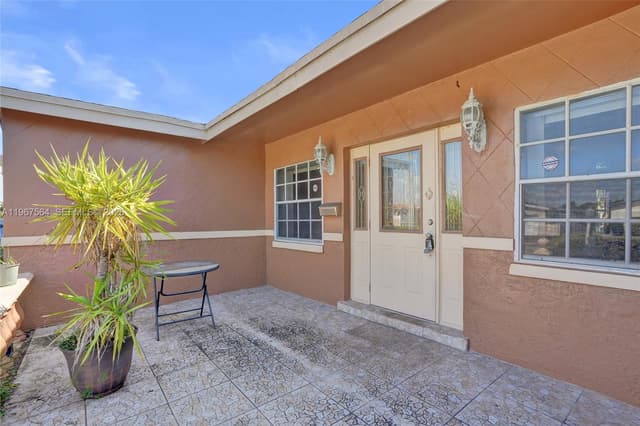 4966 NW 39th St, Lauderdale Lakes FL 33319 - Lauderdale Lakes, FL - Photo 2