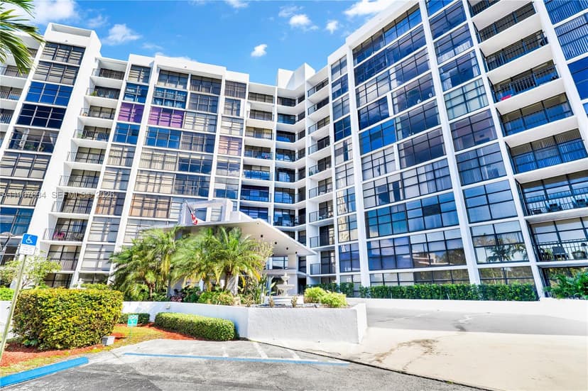 600 Parkview Dr # 621, Hallandale Beach FL 33009