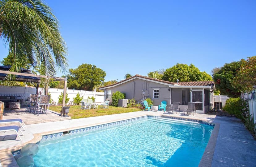 2450 NE 18th St, Pompano Beach FL 33062