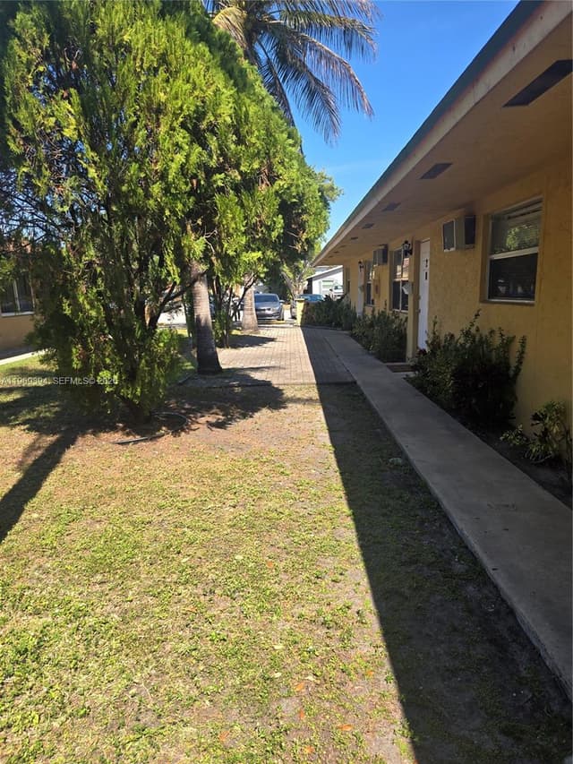 208 SW 1st Ct, Pompano Beach FL 33060 - Pompano Beach, FL - Photo 2