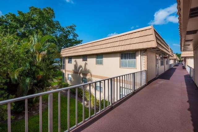 657 Brittany N, Delray Beach FL 33446 - Delray Beach, FL - Photo 2