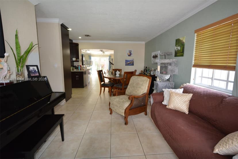 890 E 38th St, Hialeah FL 33013