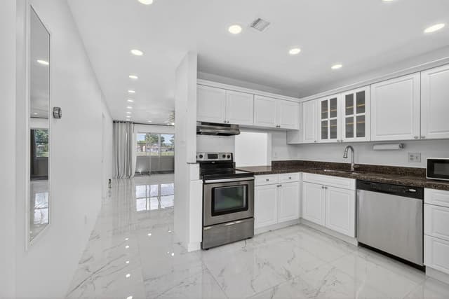 105 Lake Irene Drive, West Palm Beach FL 33411 - West Palm Beach, FL - Photo 3