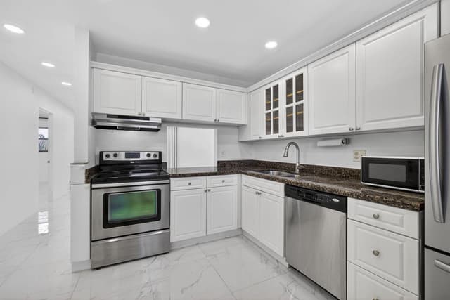 105 Lake Irene Drive, West Palm Beach FL 33411 - West Palm Beach, FL - Photo 5